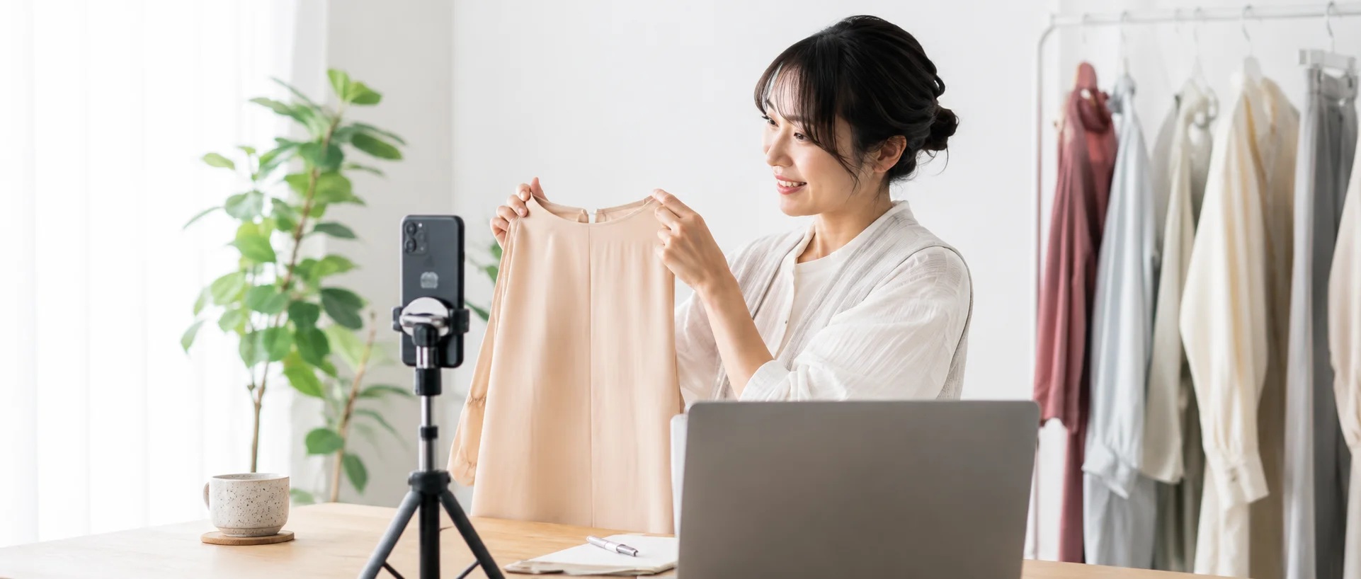 ライブコマースで商品を紹介する女性